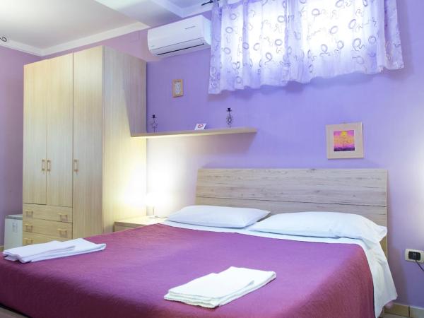 Campi Flegrei House : photo 1 de la chambre chambre double ou lits jumeaux avec salle de bains privative