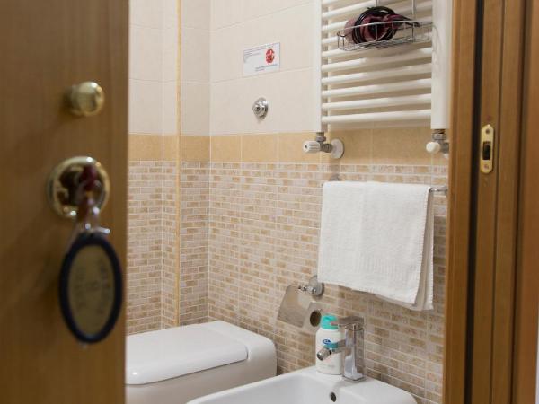Campi Flegrei House : photo 2 de la chambre chambre double ou lits jumeaux avec salle de bains privative externe