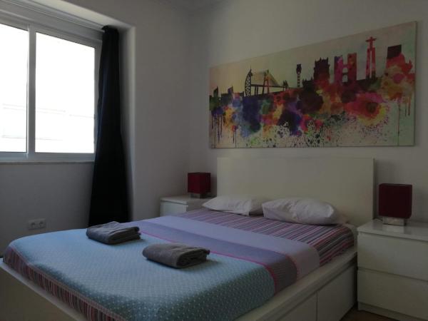 BED&SHOWER Moscavide -Self Check-In : photo 5 de la chambre chambre double avec salle de bains commune