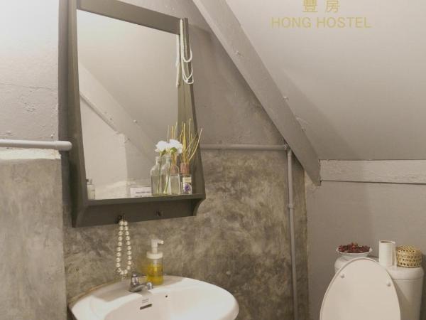 Hong hostel : photo 2 de la chambre chambre lit queen-size avec salle de bains commune 