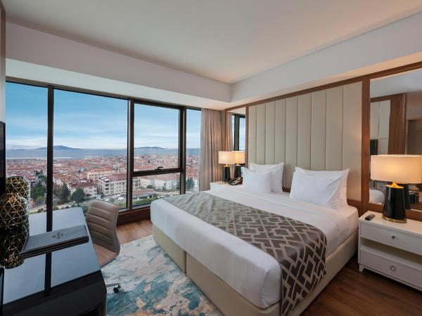 Elite World Grand Istanbul Küçükyalı : photo 6 de la chambre suite lit king size - vue sur mer