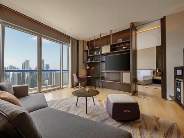 Swissotel The Stamford Singapore : photo 2 de la chambre crest suite, 1 king, l65 lounge access, high floor, 2 balconies, panoramic view