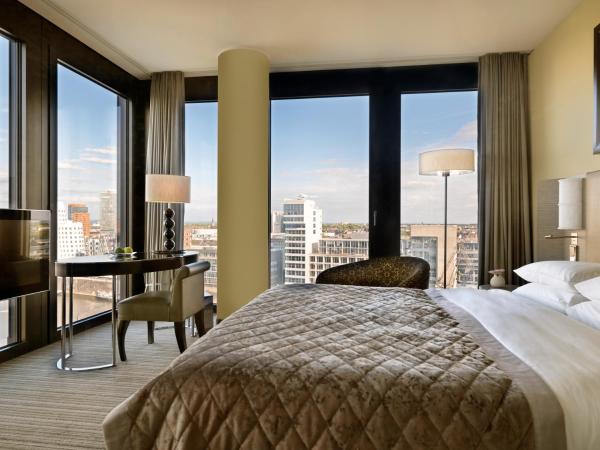 Hyatt Regency Dusseldorf : photo 2 de la chambre chambre lit king-size deluxe - vue sur port