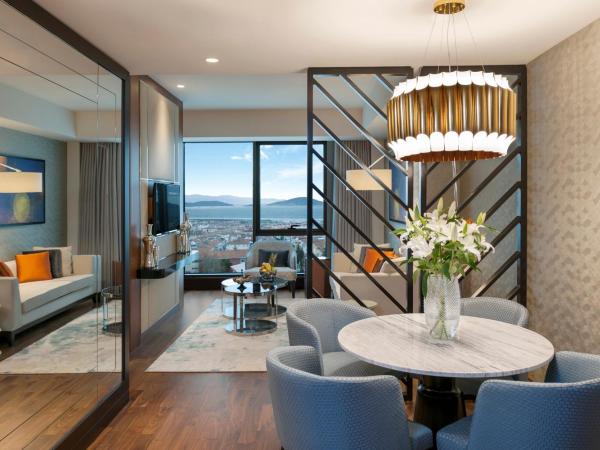 Elite World Grand Istanbul Küçükyalı : photo 4 de la chambre suite lit king size - vue sur mer