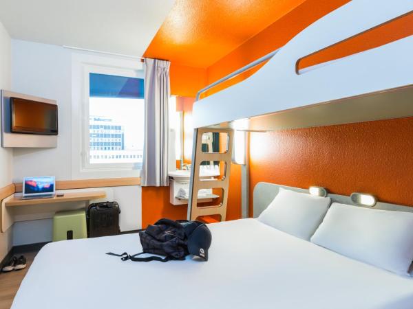 ibis budget Paris Porte De Montmartre : photo 6 de la chambre chambre triple avec 3 lits simples