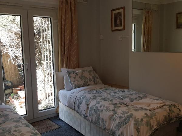 Oakley Hotel : photo 1 de la chambre chambre lits jumeaux avec salle de bains commune