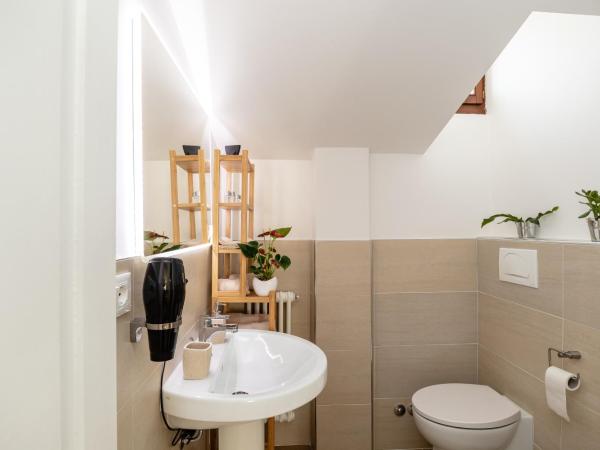 Scaligero Rooms : photo 6 de la chambre chambre lit king-size avec baignoire spa