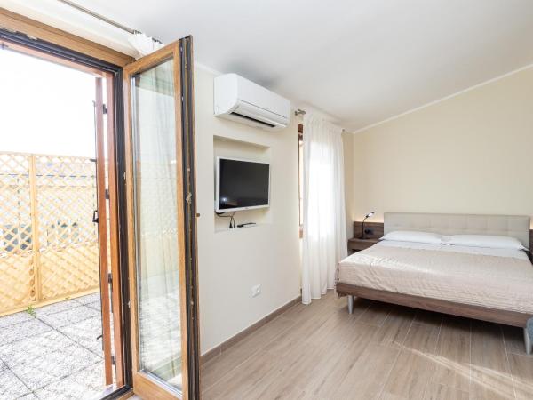 Scaligero Rooms : photo 5 de la chambre chambre lit king-size avec baignoire spa