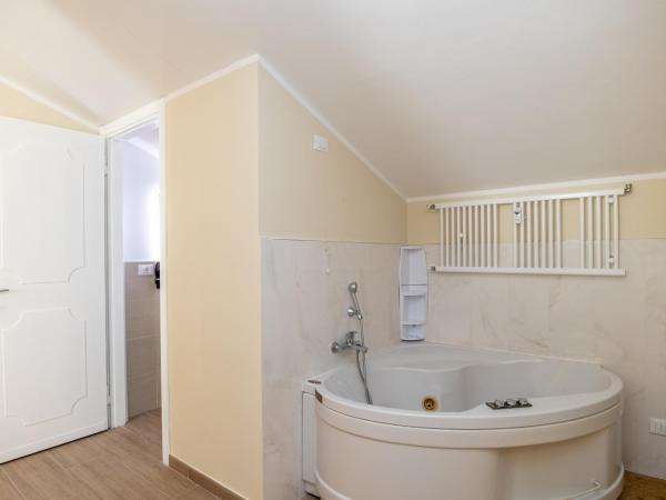 Scaligero Rooms : photo 7 de la chambre chambre lit king-size avec baignoire spa