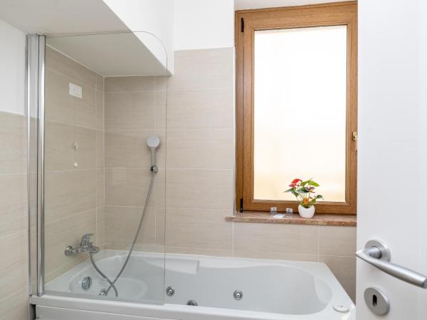 Scaligero Rooms : photo 7 de la chambre chambre double avec baignoire spa