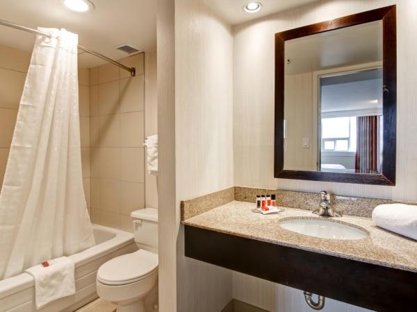 Edmonton Inn and Conference Centre : photo 1 de la chambre chambre lit king-size deluxe