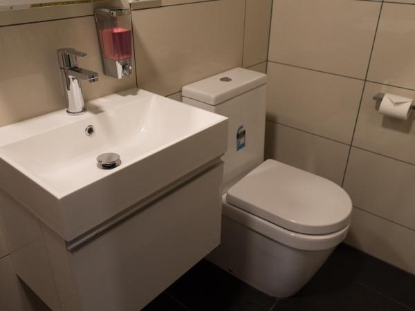 Adventure Q2 Hostel : photo 6 de la chambre lit dans dortoir mixte de 6 lits avec salle de bains privative