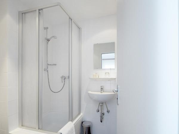 Hotel Lux : photo 10 de la chambre chambre triple