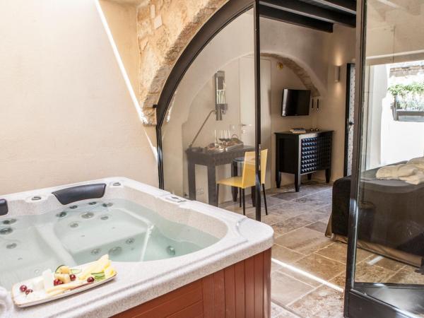 Allegory Boutique Hotel : photo 5 de la chambre suite vip avec bain à remous sur la terrasse - andromède