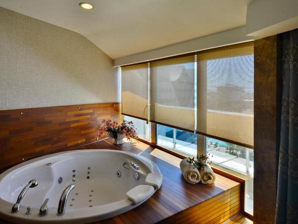 Orange County Alanya : photo 3 de la chambre suite lit king-size avec baignoire spa - vue sur mer