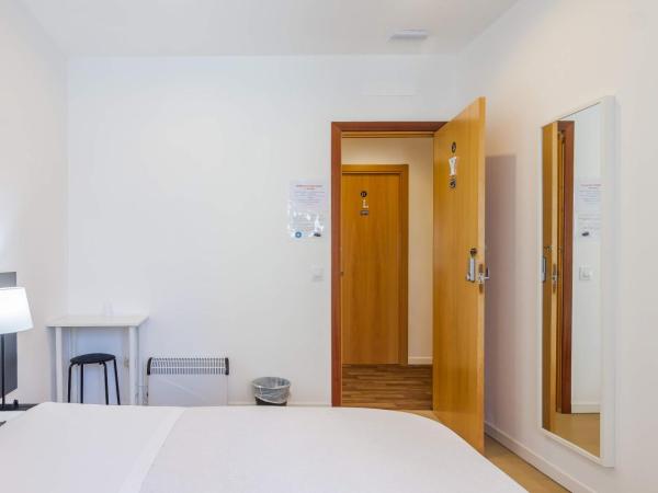 AYZ Javier Cabrini - Auto check-in property : photo 5 de la chambre chambre double standard avec salle de bains commune