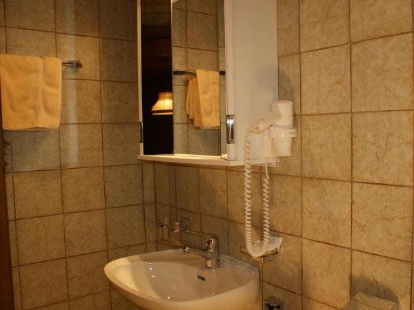 Sonnenhotel Soldanella Sonneck : photo 3 de la chambre chambre lit queen-size avec balcon