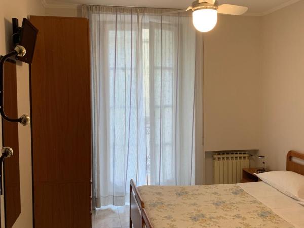 HOTEL ELENA : photo 3 de la chambre chambre double avec salle de bains privative