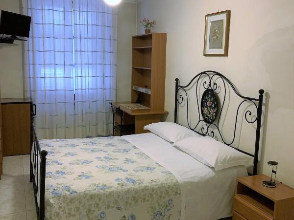 HOTEL ELENA : photo 9 de la chambre chambre double avec salle de bains privative