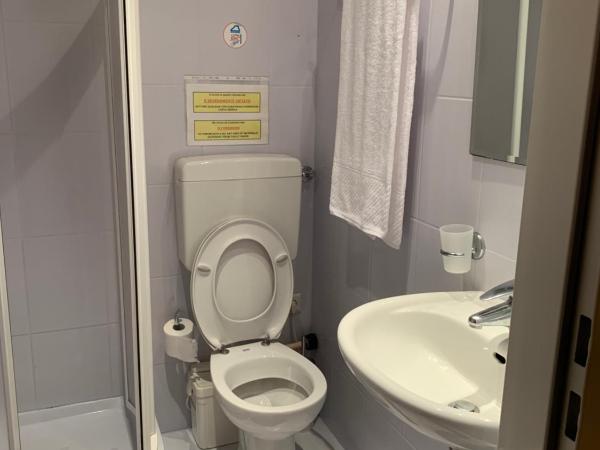 HOTEL ELENA : photo 5 de la chambre chambre double ou lits jumeaux avec salle de bains privative