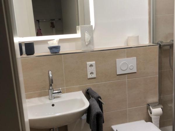 Pension Pagalies : photo 10 de la chambre chambre double avec salle de bains privative