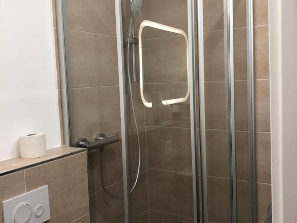 Pension Pagalies : photo 9 de la chambre chambre double avec salle de bains privative