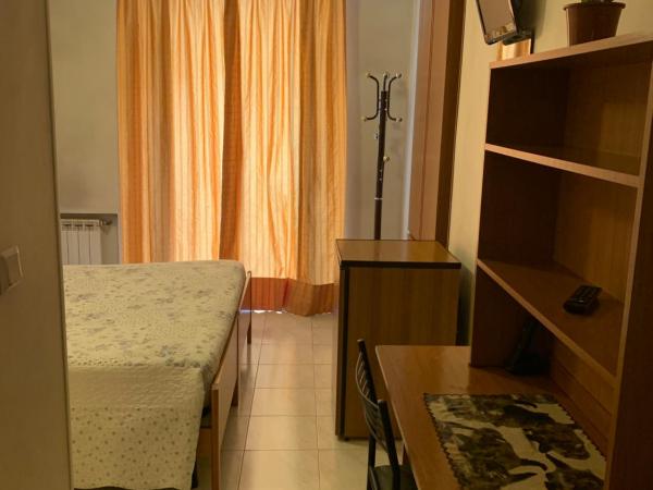 HOTEL ELENA : photo 7 de la chambre chambre double avec salle de bains privative