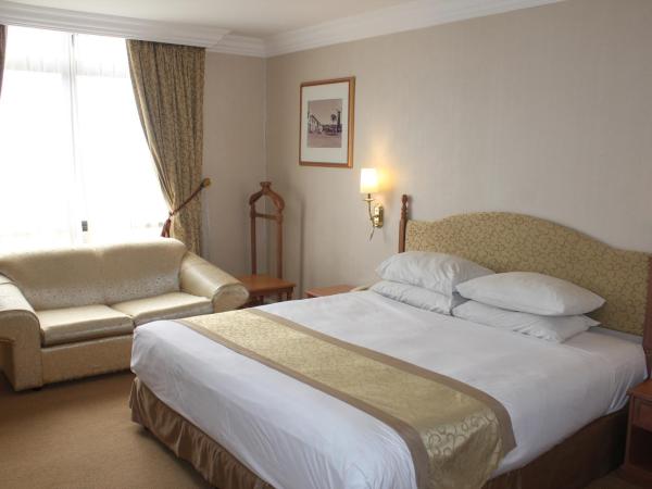 Merdeka Palace Hotel & Suites : photo 3 de la chambre chambre lit king-size de luxe 