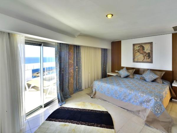 Orange County Alanya : photo 2 de la chambre suite lit king-size avec baignoire spa - vue sur mer