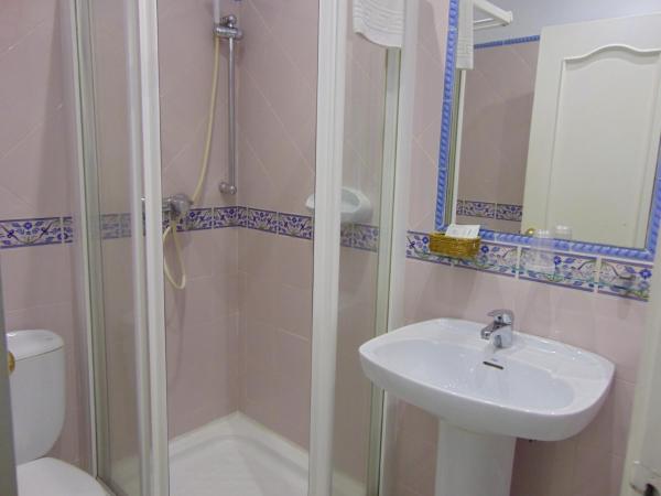 Hostal El Cairo : photo 3 de la chambre chambre double avec lit d'appoint