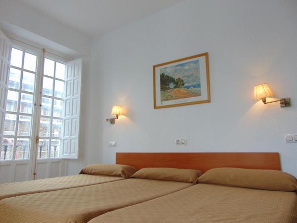 Hostal El Cairo : photo 5 de la chambre chambre double avec lit d'appoint