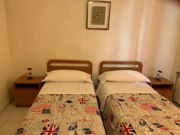 HOTEL ELENA : photo 3 de la chambre chambre double ou lits jumeaux avec salle de bains privative