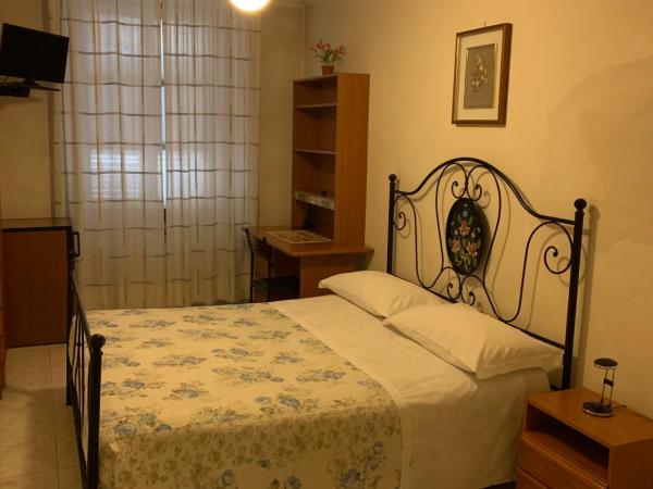 HOTEL ELENA : photo 10 de la chambre chambre double avec salle de bains privative