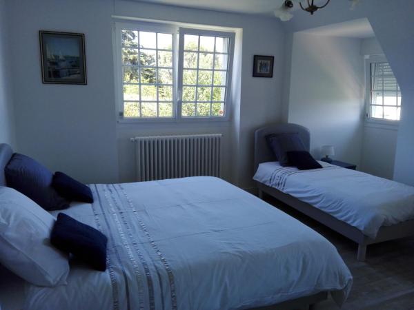 Villa des Fleurs d'Ajoncs : photo 3 de la chambre chambre triple avec salle de bains