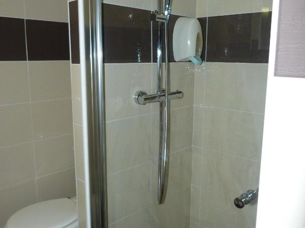 Cit'Hotel Europeen : photo 3 de la chambre chambre lits jumeaux avec baignoire