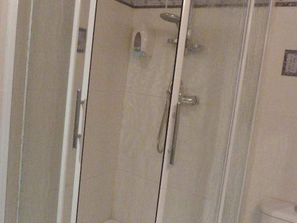 Cit'Hotel Europeen : photo 10 de la chambre chambre double/lits jumeaux avec douche
