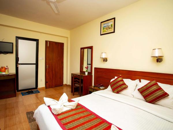 Hotel Orchid : photo 4 de la chambre chambre double avec balcon et vue sur montagne