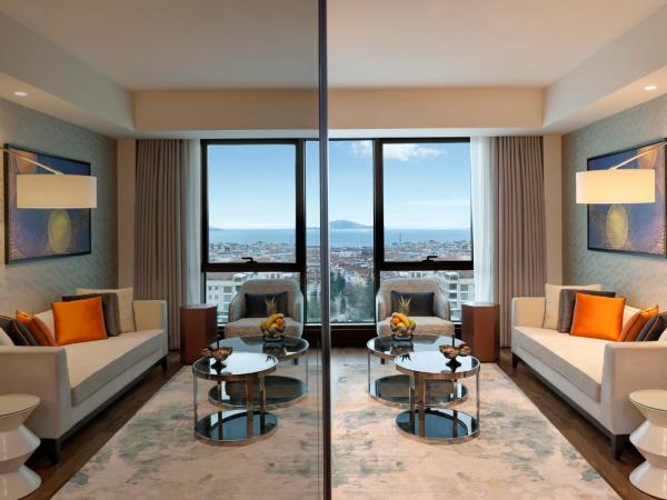 Elite World Grand Istanbul Küçükyalı : photo 7 de la chambre suite lit king size - vue sur mer
