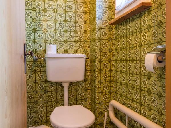 First Lodge : photo 3 de la chambre chambre double ou lits jumeaux avec salle de bains commune