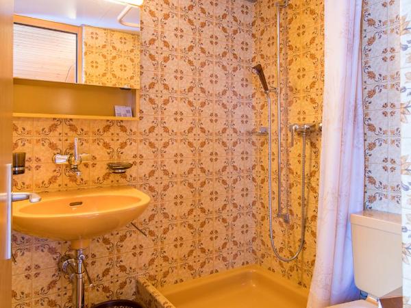 First Lodge : photo 1 de la chambre chambre double ou lits jumeaux avec salle de bains commune