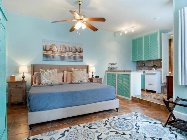 Auld Sweet Olive Bed and Breakfast : photo 2 de la chambre suite lit king-size avec baignoire spa