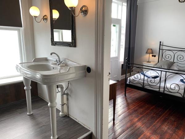 Downtown Guesthouse Reykjavik : photo 4 de la chambre chambre double deluxe avec salle de bains privative