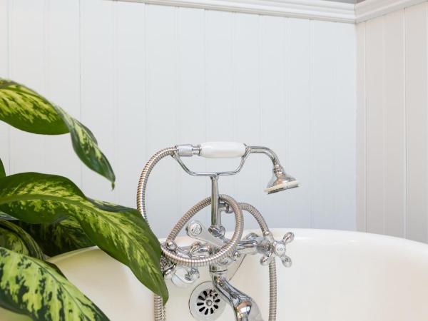 Downtown Luxury Victorian Retreat : photo 8 de la chambre chambre lit queen-size de luxe - vue sur jardin