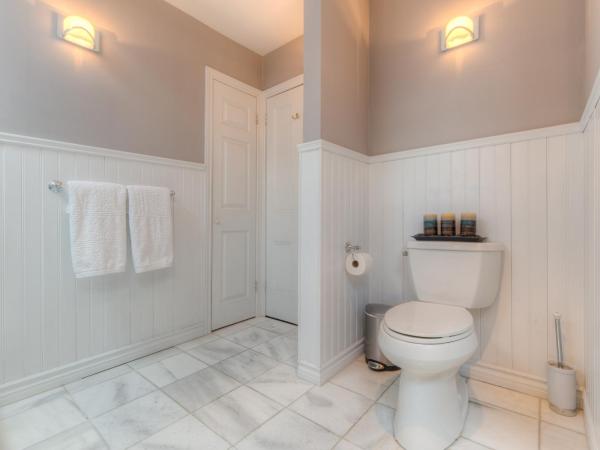 Downtown Luxury Victorian Retreat : photo 10 de la chambre chambre lit queen-size de luxe - vue sur jardin