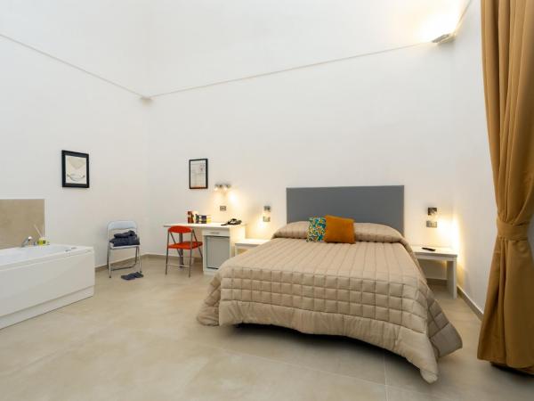 Il Tesoro Smart Suite & SPA : photo 1 de la chambre suite deluxe avec baignoire spa