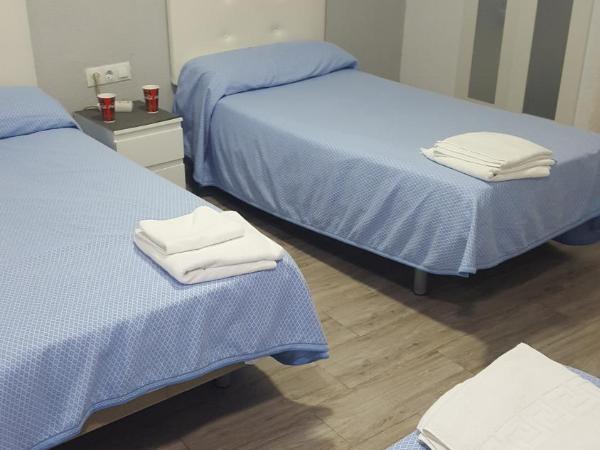 Guesthouse Central : photo 6 de la chambre chambre triple avec salle de bains privative