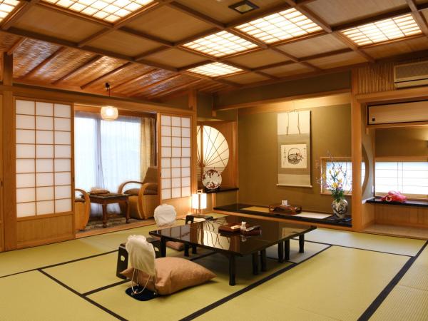 Seikoro Ryokan - Established in 1831 : photo 5 de la chambre chambre familiale avec coin tatami