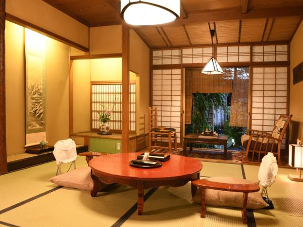Seikoro Ryokan - Established in 1831 : photo 2 de la chambre chambre de luxe style japonais - bâtiment principal
