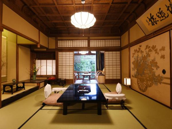 Seikoro Ryokan - Established in 1831 : photo 2 de la chambre chambre de luxe de style japonais - vue sur jardin