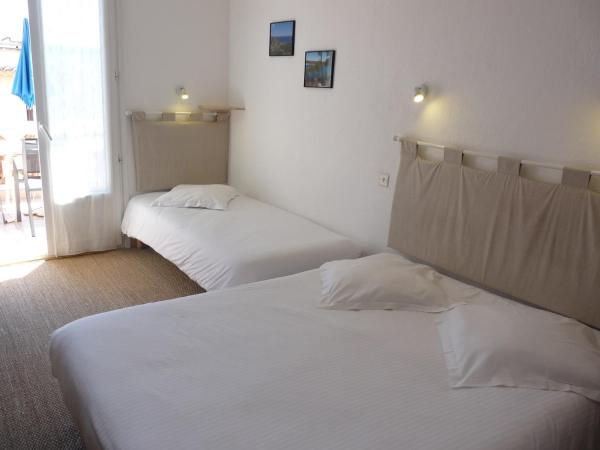 Hôtel L'Oustaou : photo 1 de la chambre chambre triple confort avec terrasse ou vue sur mer
